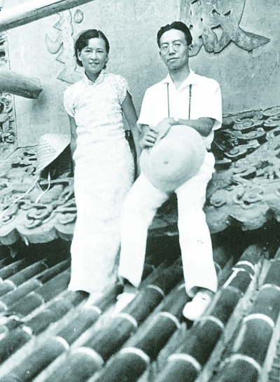 梁思成和林徽因在故宫大殿屋顶上 梁思成和林徽因在故宫大殿屋顶上