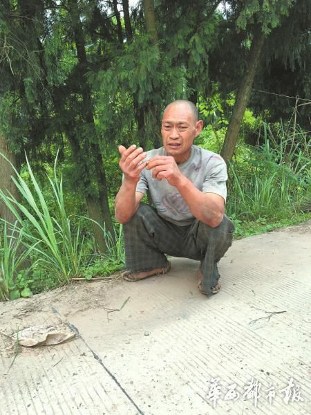 56岁的蒋有六被村里人称为“哈儿”，智力低于常人。