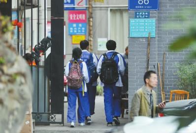 5月27日，成都某中学外的小区门口，刚刚放学的学生进入小区。