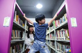 5月30日，湖南省少年儿童图书馆，陶锦红带着8岁的儿子丁丁在这里看书。对丁丁来说，这里就是课堂。与同龄孩子不同，丁丁没有去学校上课，而是“在家上学”，除开上围棋课、钢琴课，丁丁大部分时间都在图书馆里看书。妈妈陶锦红认为，丁丁不需要文凭，但会提醒他对自己负责。对此，长沙市教育部门表示，会上门做思想工作。