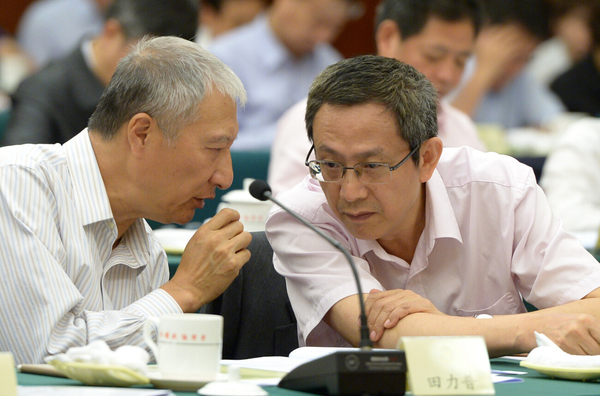 田力普委员与贾康委员（右）交谈。