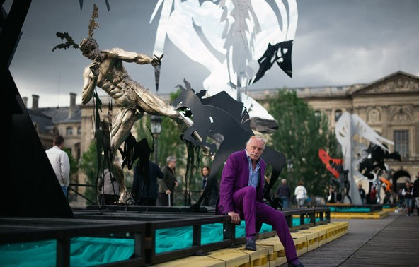 周三，乌尔代在艺术桥上自己的装置作品《施了魔法的步行桥》旁边。展览包括7个垫座、8个雕塑、10个反光金属“树”，以及一个活动雕塑——表现的是一个人好像在进行剧烈的运动或挣扎。