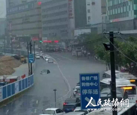 暴雨怒袭武汉1
