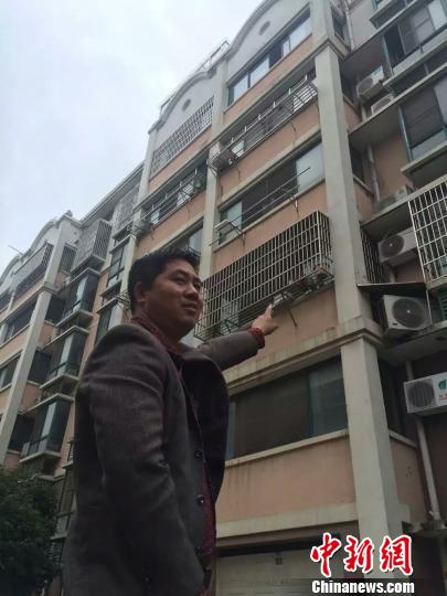 男子徒手爬上6楼救4岁女孩警方为其申请见义勇为奖