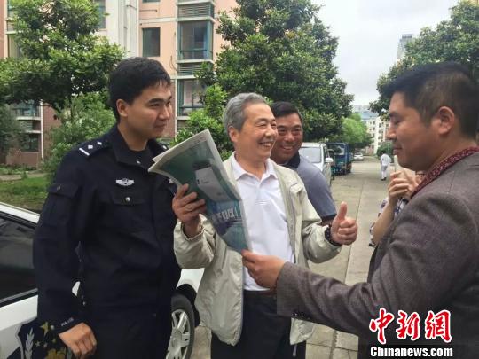 小区居民看到媒体报道后夸柳松领好样的?！∷锶?摄