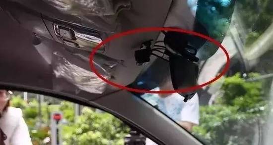 微型摄像头可以拍摄到车内前排位置和后排大部分位置，也可以对司机进行脸部识别。