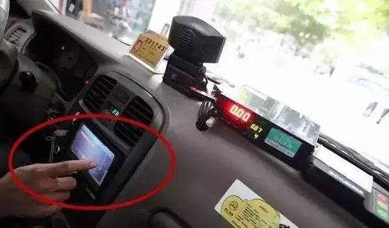 大屏幕上有多级菜单，可以显示出租车司机的服务资格证，也可以电召抢单、行程计价、定位导航、语音播报等