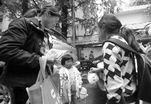 不少好心市民看到消息后，送来礼物和捐款