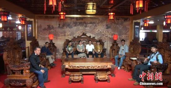 图为游人参观标价1.98亿元人民币的黄花梨沙发