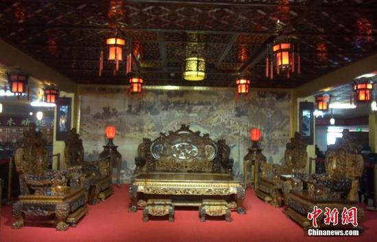 图为标价1.98亿元人民币的黄花梨沙发。