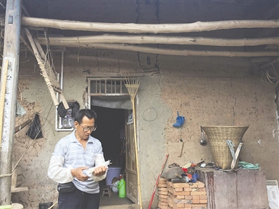 徐某父亲说起儿子偷渡的事情，有些难以开口。