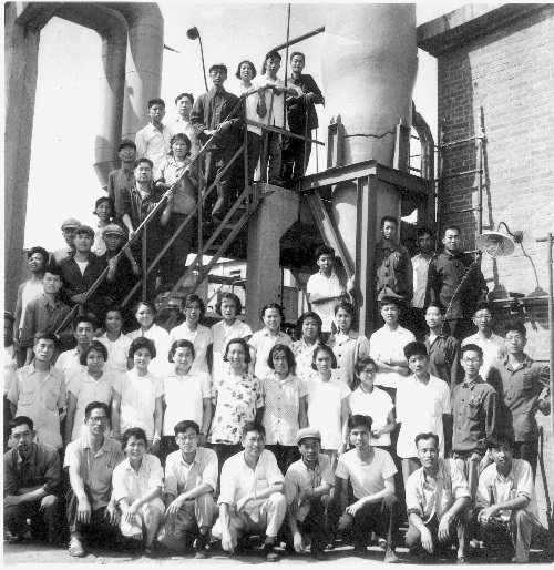 参加会战的科研人员在顺丁橡胶小聚合装置前合影 参加会战的科研人员在顺丁橡胶小聚合装置前合影