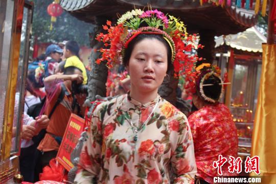 6月2日，福建泉州蟳浦妈祖宫庙——顺济宫重修落成庆典仪式举行，头戴“簪花围”、身着传统服装的蟳浦村女性成为镜头捕捉的焦点?！×尉?摄