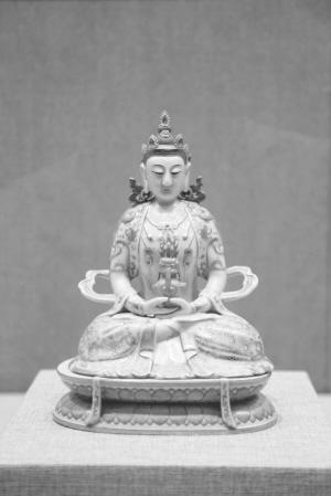 清乾隆年间的粉彩无量寿佛。