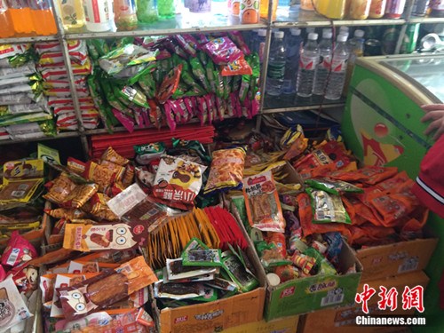 北京某学校附近超市的各种零食。<a target='_blank' href='http://www.chinanews.com/' >中新网</a> 邱宇 摄