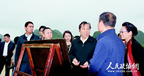 考察团在贵阳市观山湖区百花湖乡三屯美丽乡村示范点考察。