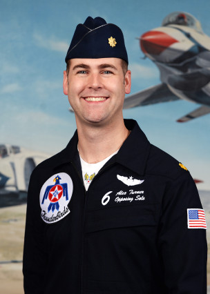 美军雷鸟与蓝天使表演队战机在同一天坠毁