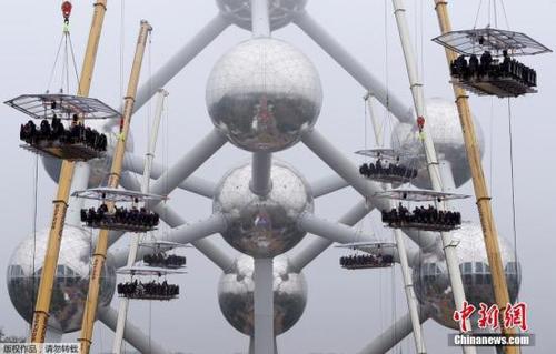 “空中晚宴”:数千食客40米高空享用饕餮盛宴