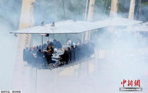 “空中晚宴”:数千食客40米高空享用饕餮盛宴