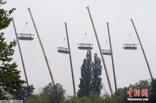 “空中晚宴”:数千食客40米高空享用饕餮盛宴