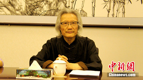 萧玉田讲述邮票创作故事。中国集邮总公司 供图