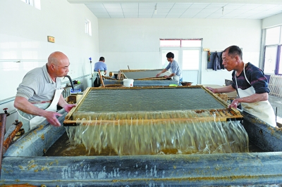 师傅们在抄纸。陈儒摄