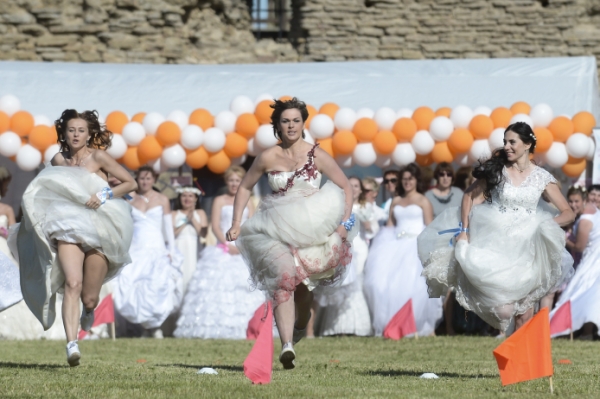 新华社照片，纳尔瓦（爱沙尼亚），2016年6月5日
    （国际）（4）爱沙尼亚举办“国际新娘赛跑”
    6月4日，在爱沙尼亚纳尔瓦，装扮成新娘的女子参加“国际新娘赛跑”。
    当日，爱沙尼亚第三大城市纳尔瓦举行“国际新娘赛跑”，来自爱沙尼亚、俄罗斯和拉脱维亚的约70名女子装扮成新娘，进行50米赛跑，争夺钻戒大奖。
    新华社发（谢尔盖·斯捷潘诺夫摄）