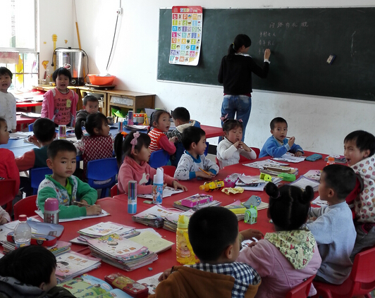 上南村的孩子们快乐地读书 上南村的孩子们快乐地读书