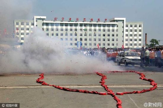 辽宁连21年百里送考 数万乡亲放