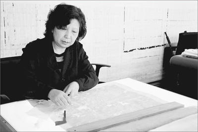 单嘉玖正在修复古画。记者 杨雪梅摄