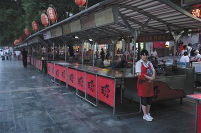 北京东华门夜市24日收摊后将永久闭市