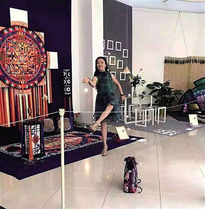 观众越过警戒线合影来源网络