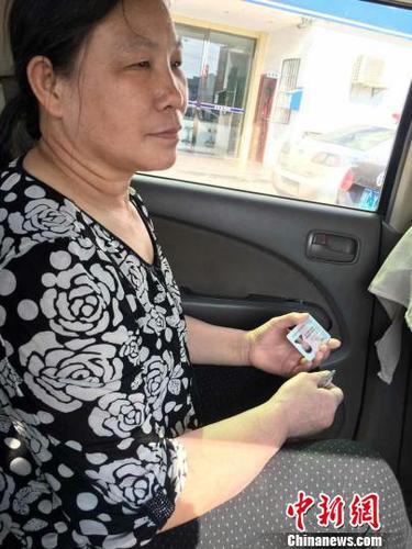 王女士坐上警车给儿子送身份证。　姚振男　摄