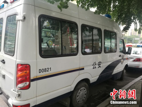 6月7日，人大附中考点外，警车正待命。 张尼 摄
