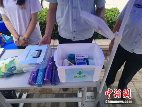 考场外为家长专门准备的急救药箱。 张尼 摄