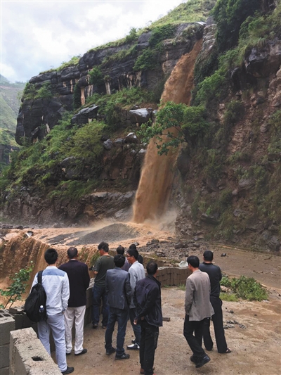 “悬崖村”学生获捐新运动鞋:洗干净脚才舍得穿