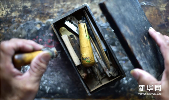 6月5日，张奎老人雕刻前整理工具