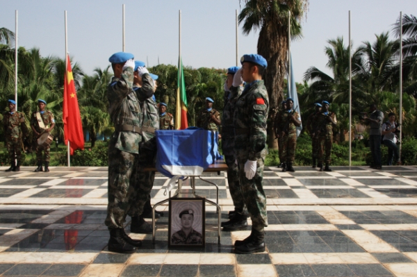 新华社照片，巴马科，2016年6月7日
    （国际）（2）马里稳定团为牺牲中国维和战士申亮亮举行追悼会 
    当地时间6月7日上午，联合国马里多层面综合稳定特派团（马里稳定团）在位于马里首都巴马科的总部，为牺牲的中国维和战士申亮亮举行追悼会。
    马里稳定团民事和军方官员、马里政府和军队代表、中国驻马里大使馆工作人员、中国军队工作组成员以及中国赴马里维和部队和参谋军官代表等200余人参加悼念活动，为英雄送行。 
    新华社发（杨祖荣摄）