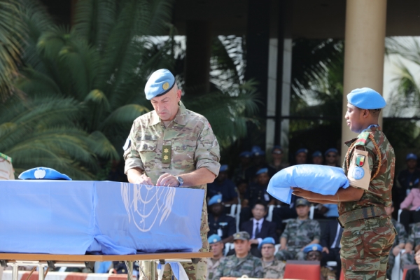 新华社照片，巴马科，2016年6月7日
    （国际）（1）马里稳定团为牺牲中国维和战士申亮亮举行追悼会
    6月7日，联合国马里多层面综合稳定特派团（马里稳定团）在位于马里首都巴马科的总部，为牺牲的中国维和战士申亮亮举行追悼会。这是马里稳定团司令洛斯加德将联合国和平勋章放置在申亮亮烈士的灵柩上。
    当地时间7日上午，联合国马里多层面综合稳定特派团（马里稳定团）在位于马里首都巴马科的总部，为牺牲的中国维和战士申亮亮举行追悼会。马里稳定团民事和军方官员、马里政府和军队代表、中国驻马里大使馆工作人员、中国军队工作组成员以及中国赴马里维和部队和参谋军官代表等200余人参加悼念活动，为英雄送行。 
    新华社记者潘思危摄