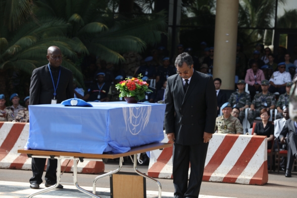 新华社照片，巴马科，2016年6月7日
    （国际）（3）马里稳定团为牺牲中国维和战士申亮亮举行追悼会
    6月7日，联合国马里多层面综合稳定特派团（马里稳定团）在位于马里首都巴马科的总部，为牺牲的中国维和战士申亮亮举行追悼会。这是联合国秘书长特别代表、马里稳定团团长安纳迪夫向申亮亮烈士的灵柩致敬。
    当地时间7日上午，联合国马里多层面综合稳定特派团（马里稳定团）在位于马里首都巴马科的总部，为牺牲的中国维和战士申亮亮举行追悼会。马里稳定团民事和军方官员、马里政府和军队代表、中国驻马里大使馆工作人员、中国军队工作组成员以及中国赴马里维和部队和参谋军官代表等200余人参加悼念活动，为英雄送行。 
    新华社记者潘思危摄