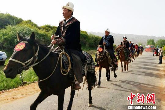 新疆天山深处的马背义务消防队守护7000多牧民平安