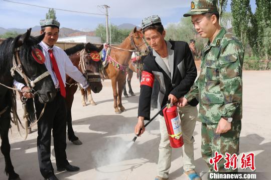 义务消防队员为村民开展义务技能培训?！⊥粲?摄