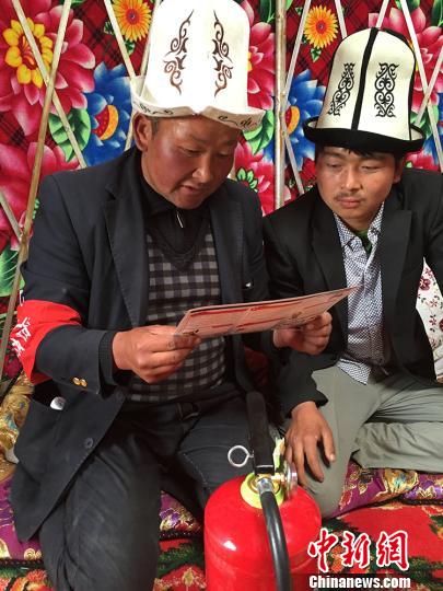 当地哈萨克民众通过马背义务消防队的宣传，改掉了很多陋习，还收获了很多消防知识。　汪渝 摄