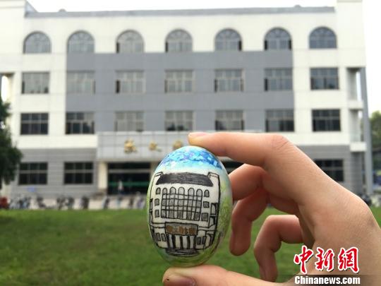 图为满溢书香的敬文图书馆?！《?摄