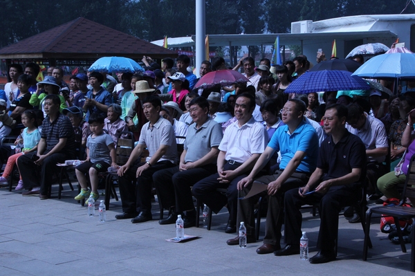 5、干群们聚精会神地观看开幕式上精彩纷呈的民俗风情表演。