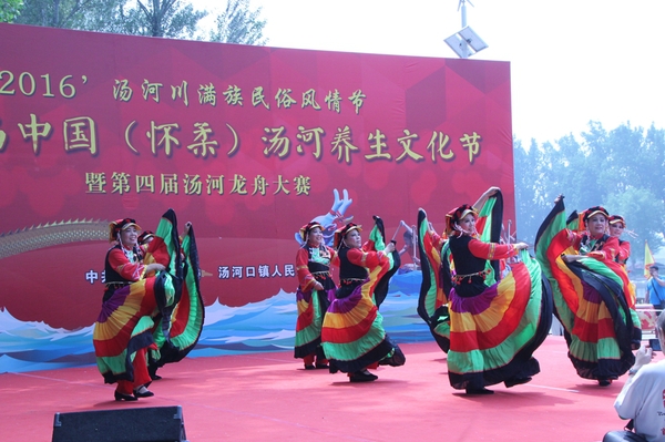 6、泉河街道群星艺术团表演的舞蹈《红红火火》