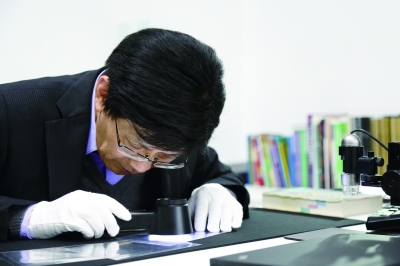 赵涌在线邮币专家对邮票进行鉴定 赵涌在线邮币专家对邮票进行鉴定