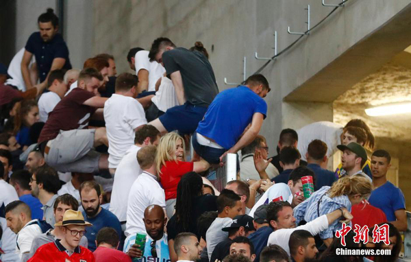 欧洲杯英俄球迷爆冲突6 欧洲杯英俄球迷爆冲突6