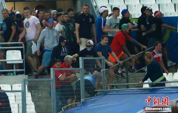 欧洲杯英俄球迷爆冲突5