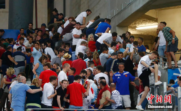 欧洲杯英俄球迷爆冲突2 欧洲杯英俄球迷爆冲突2